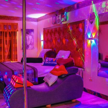 Luxe Romantic Suites Dolton 외부 사진