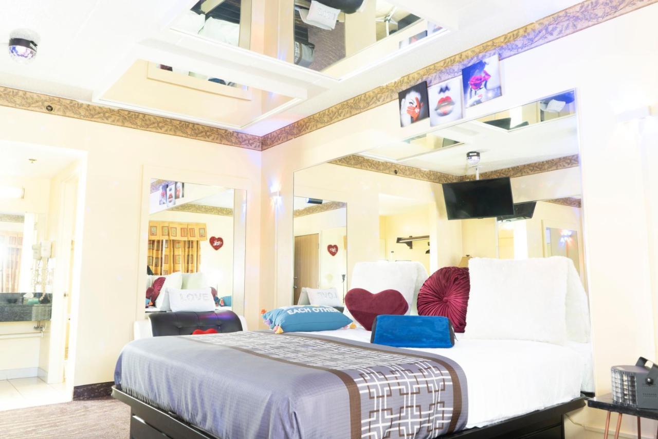 Luxe Romantic Suites Dolton 외부 사진