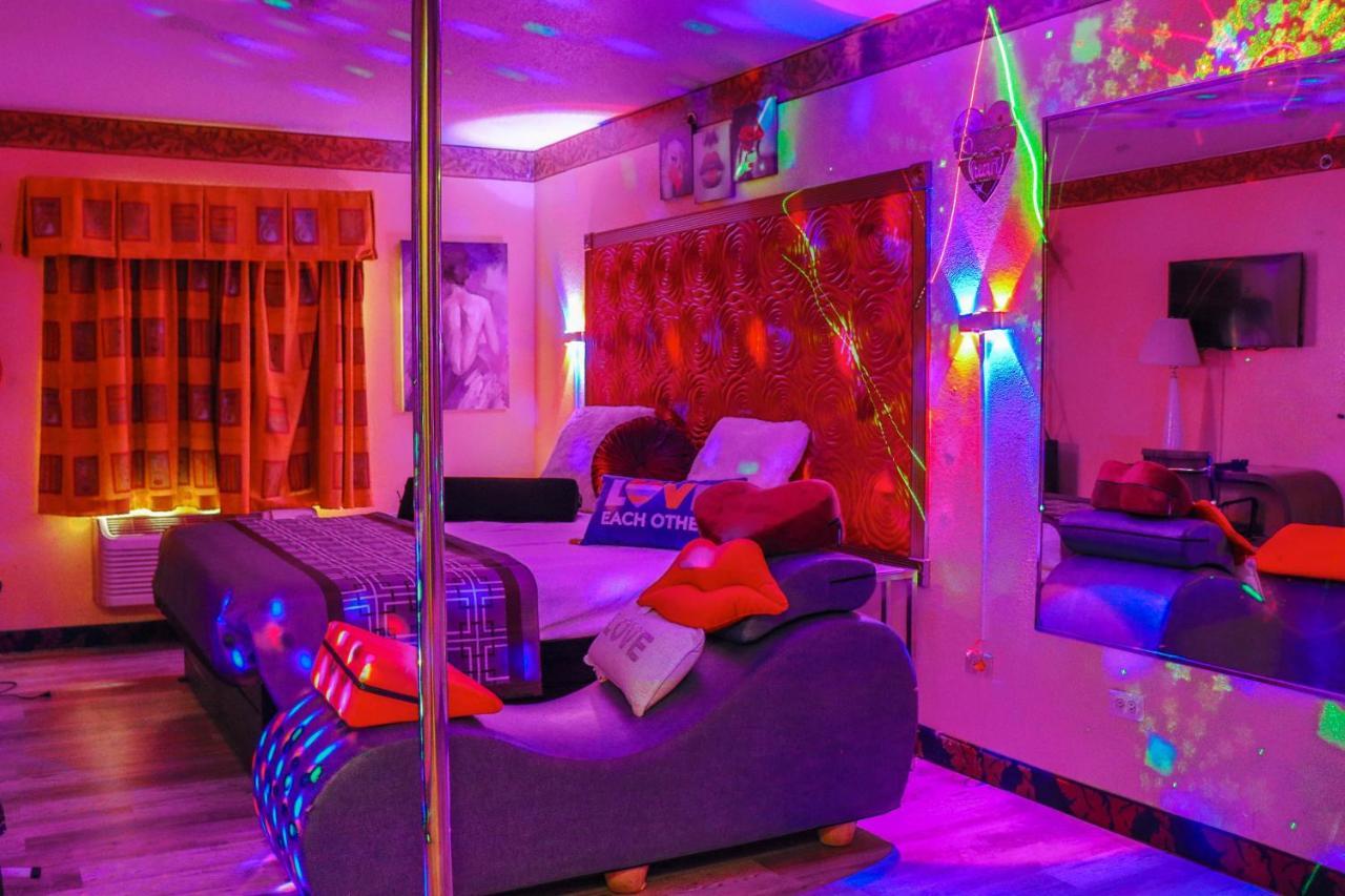 Luxe Romantic Suites Dolton 외부 사진