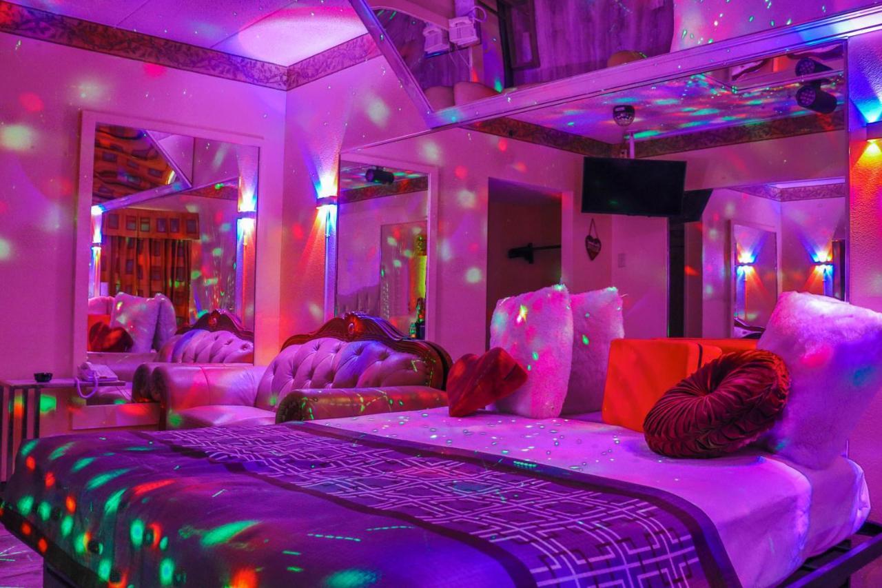 Luxe Romantic Suites Dolton 외부 사진